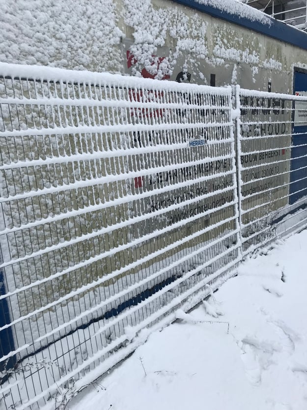 Heras bouwhekken in de sneeuw (2)-1