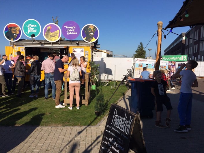 Fan-Gitter organisieren große Menschenmassen auf Foodtruck-Festivals